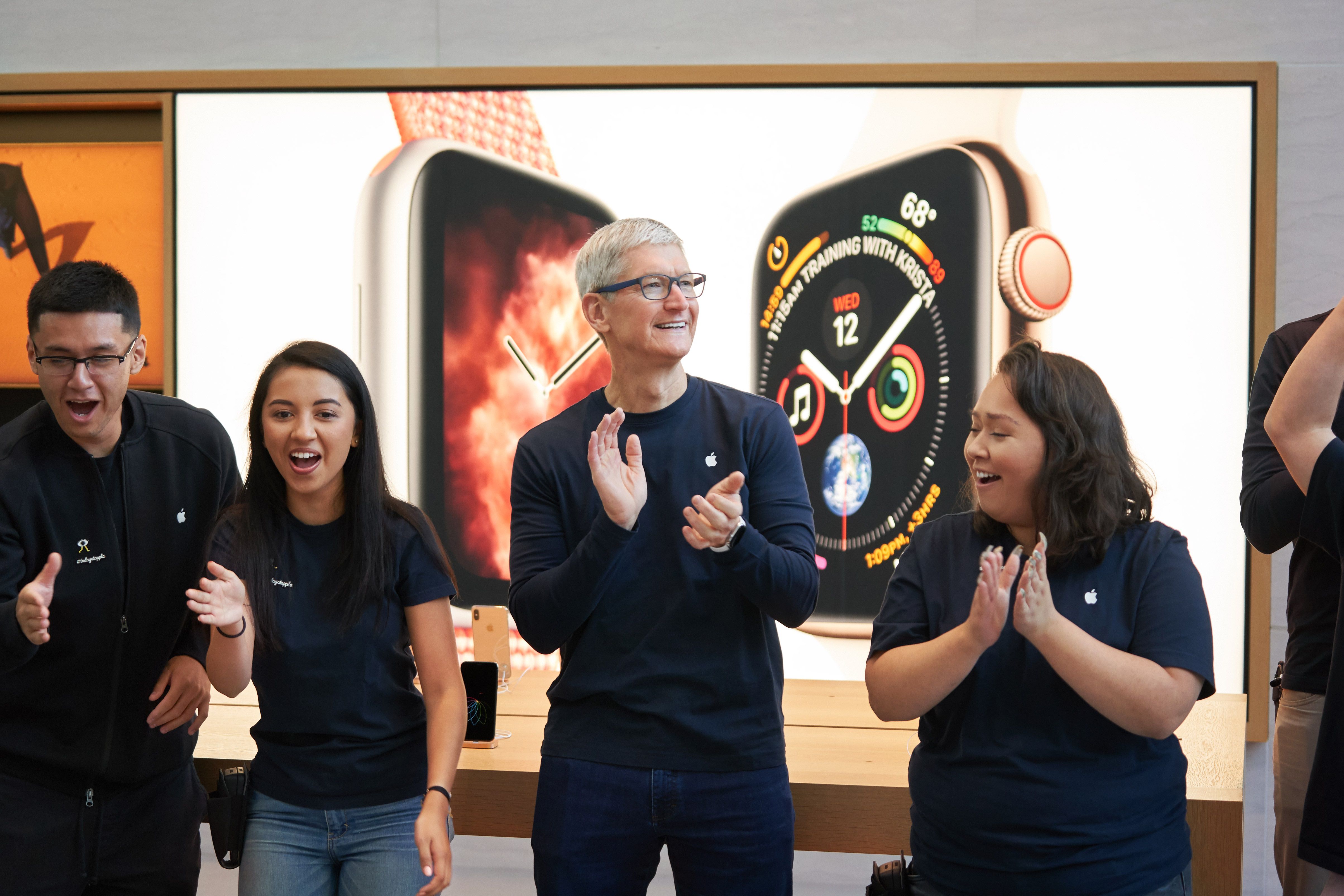 Tim Cook Apple Storessa Applen työntekijöiden kanssa