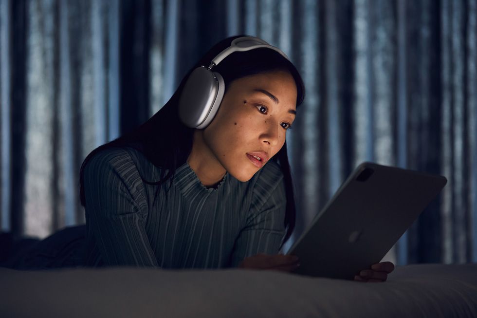 apple airpods max listening experience 2 12082020 big carousel.jpg.large aa83da030d774832919e557d70c8b1be