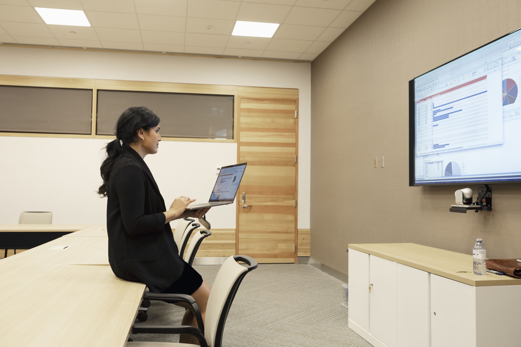 businesswoman preparing audio visual presentation in conference room 1089100558 d1a5f943200f450c93ddaf72966f2954