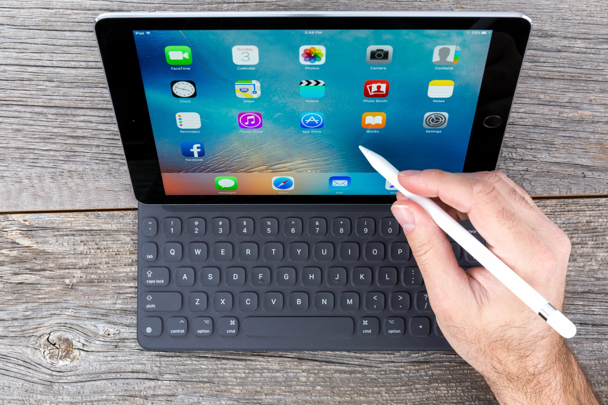 space grey ipad pro isolated on wood and smart keyboard 518760336 5bdb89e0c9e77c005192aa43 scaled