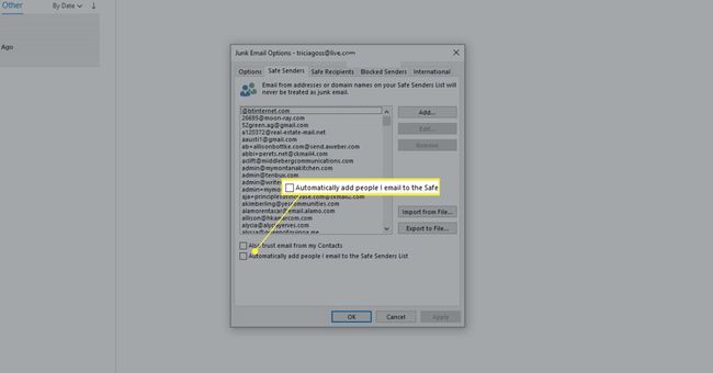 Lisää sähköpostillani olevat henkilöt automaattisesti Outlookin roskapostiasetukset -valintaikkunan Turvallisten lähettäjien luettelo -valintaruutuun