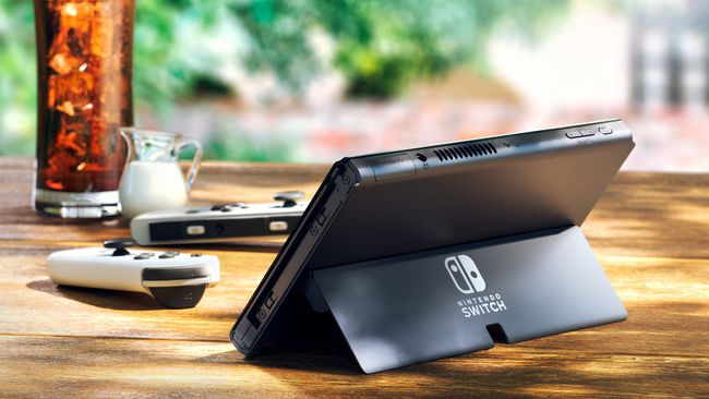 Nintendo Switch OLED -malli jalustalla