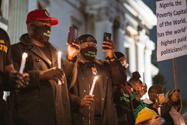 Mielenosoittajat kynttiläkulkueessa, jossa muistetaan SARSin uhreja ja Nigerian poliisin hyökkäämiä, kokoontuvat Trafalgar Squarelle 18. lokakuuta 2020 Lontoossa, Englannissa.