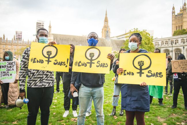 Mielenosoittajat muistelevat SARSin uhreja ja Nigerian poliisin hyökkäyksen kohteeksi joutuneita heidän kokoontuessaan Trafalgar Squarelle 18. lokakuuta 2020 Lontoossa, Englannissa.