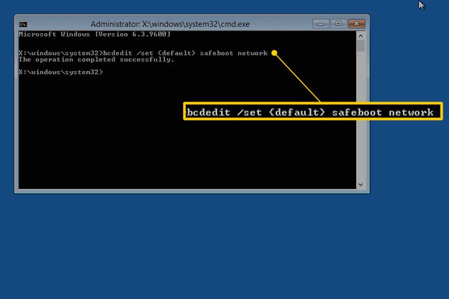 "bcdedit /set {default} safeboot network" -komento komentokehotteessa