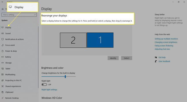 Windows 10 Näyttöasetukset, joissa näyttö ja näytön uudelleenjärjestely korostettuna