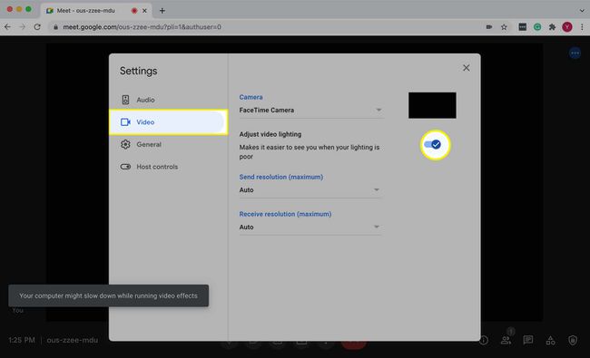 Ota automaattiset videon valaistuksen säädöt käyttöön Google Meet -verkkosovelluksessa.
