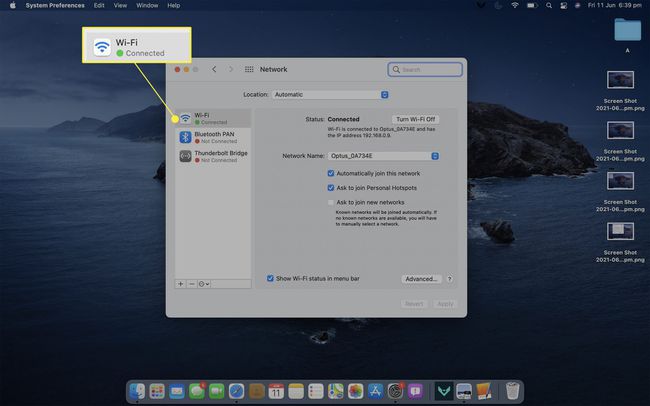 Mac-työpöytä, jossa verkkoasetukset on auki ja Wi-Fi-yhteys korostettuna