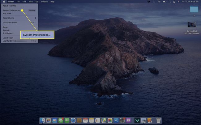 Mac-työpöytä, jossa Apple-valikko on auki ja Järjestelmäasetukset korostettuina