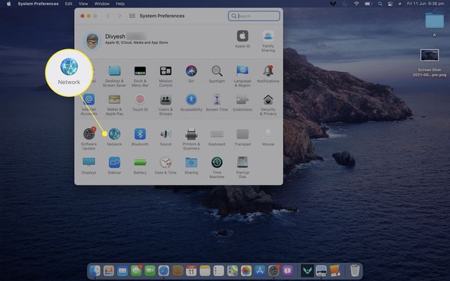 Mac-työpöytä, jossa Järjestelmäasetukset-ikkuna on auki ja Verkko korostettuna