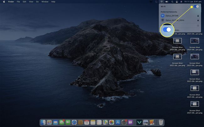 Mac-työpöytä, jossa Wi-Fi-kytkin on päällä ja kytkin korostettuna