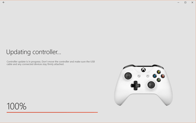 Kuvakaappaus Xbox One -ohjaimen laiteohjelmiston päivitysprosessista PC:llä.