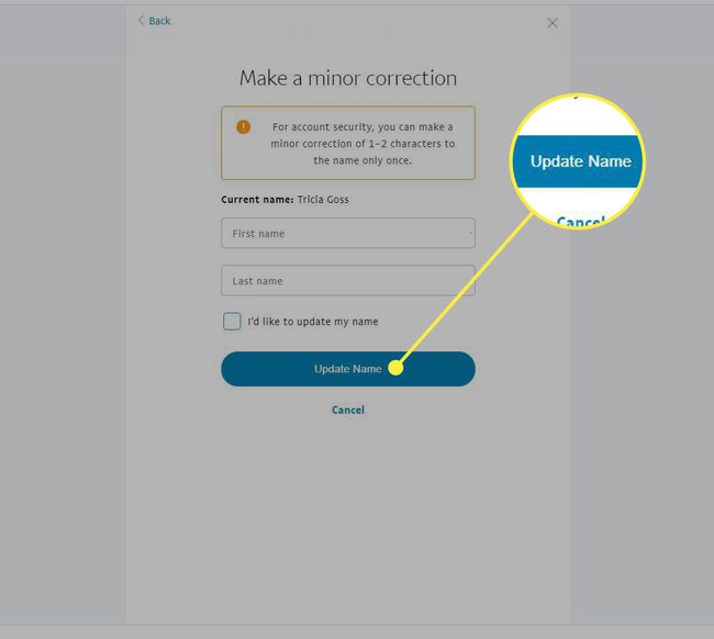 Kuvakaappaus nimenmuutosnäytöstä PayPalin verkkosivustolla, jossa Päivitä nimi -painike on korostettuna
