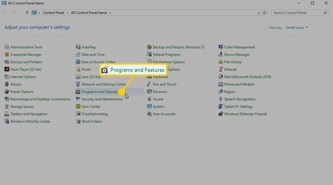 Näyttökaappaus Ohjauspaneelin Ohjelmat ja ominaisuudet -valinnasta.