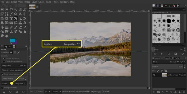 Kuvakaappaus GIMP:stä, jossa on Rotate-työkalun Oppaat-vaihtoehto korostettuna