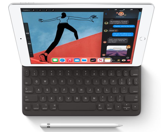 8. sukupolven iPad, jossa on älynäppäimistö ja sen vieressä Apple Pencil.