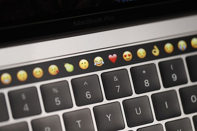 Emojit MacBookin kosketuspalkissa