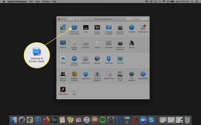 MacBookin järjestelmäasetukset, joissa työpöytä ja näytönsäästäjä korostettuina