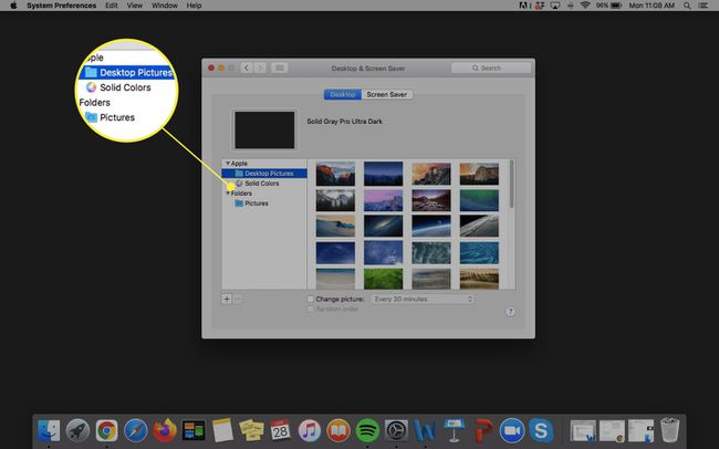 Työpöytä- ja näytönsäästäjäasetukset MacBook, jossa on työpöydän kuvat, yhtenäiset värit ja kansiot korostettuina