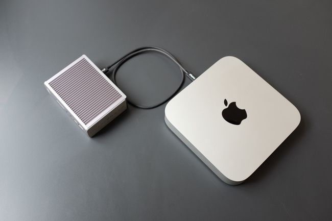 CalDigit TS3+ yhdistettynä Mac Miniin ja lepää harmaalla pöydällä