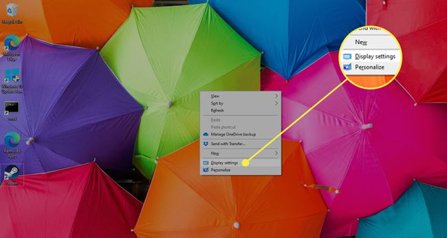 Windows 10:n työpöytä, jossa Näyttöasetukset-komento on korostettuna