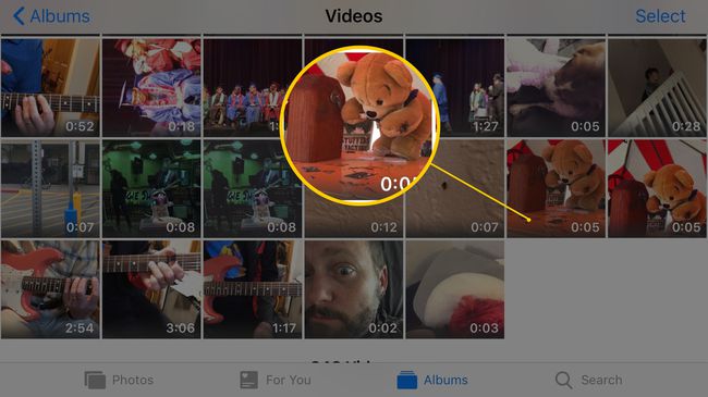 Kuvakaappaus Photos-sovelluksesta iOS 12 iPhone 8 Plus:ssa, jossa näkyy video, jota valitaan muokattavaksi