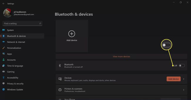 Poistettu Bluetooth-kytkin korostettuna Bluetoothissa ja laitteissa Windows 11:ssä.