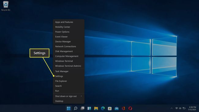 Asetukset korostettuna Windows 11:n tehtäväpalkissa