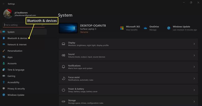 Bluetooth ja laitteet korostettuna Windows 11:n asetusvalikossa