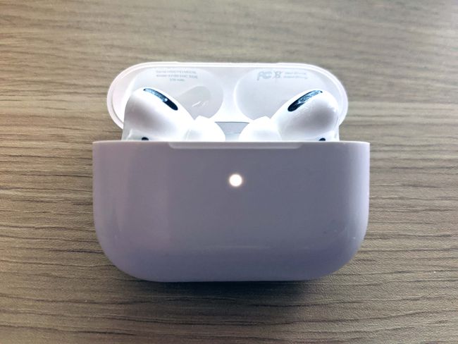 AirPods-kotelon vilkkuva valkoinen valo osoittaa, että se on valmis pariliitoksen muodostamiseen.