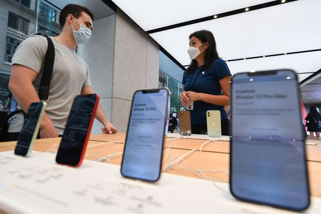 Asiakkaat tutustuvat uusiin myytäviin tuotteisiin George Streetin Apple Storessa 13.11.2020 Sydneyssä, Australiassa.