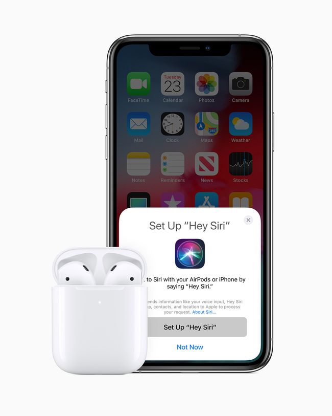 Apple AirPods iPhonen vieressä ja näyttää Sirin asennusvalintaikkunan.