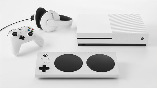 Mukautuva Xbox-ohjain ja Xbox One S -konsoli.