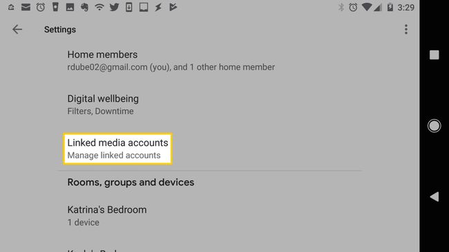 Google Home -asetusvalikko, jossa linkitetyt mediatilit on valittu