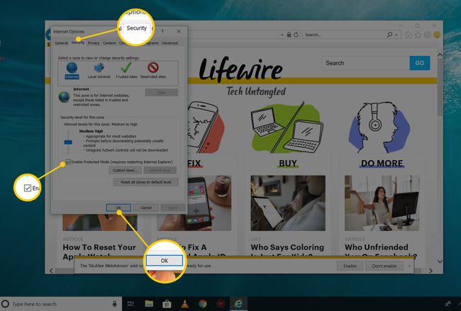 Suojaus-välilehti, Ota suojattu tila käyttöön -painike ja OK-painike Windows 10 Internet Explorerin Internet-asetukset -ikkunassa