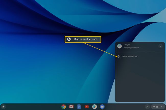 Valitse Kirjaudu sisään toiselle käyttäjälle Chromebookilla.