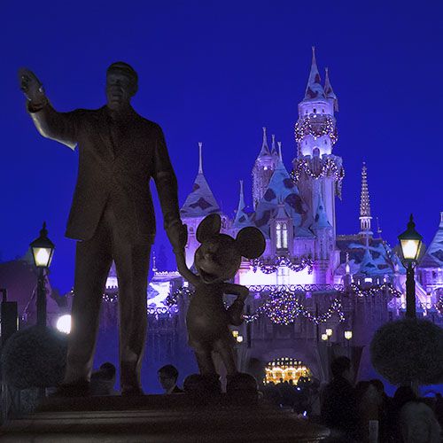 Cinderella's Castle, Ystävien patsas Disneylandissa yöllä