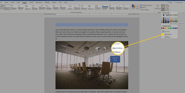 Sivun väri -valikko Wordissa, jossa Lisää värejä -vaihtoehto korostettuna
