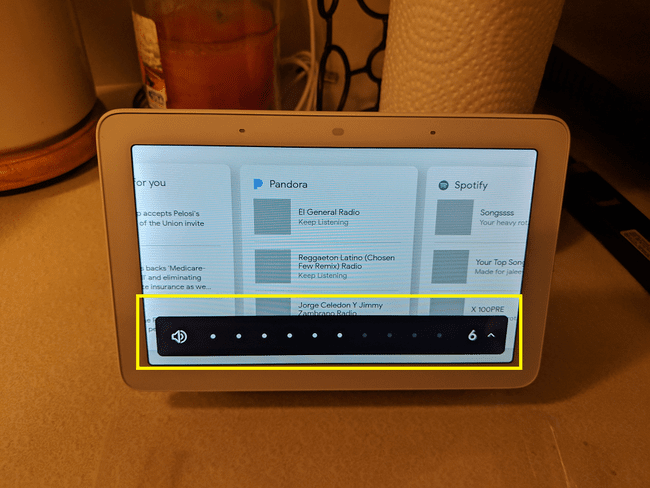 Säädä Google Home Hubin äänenvoimakkuutta.