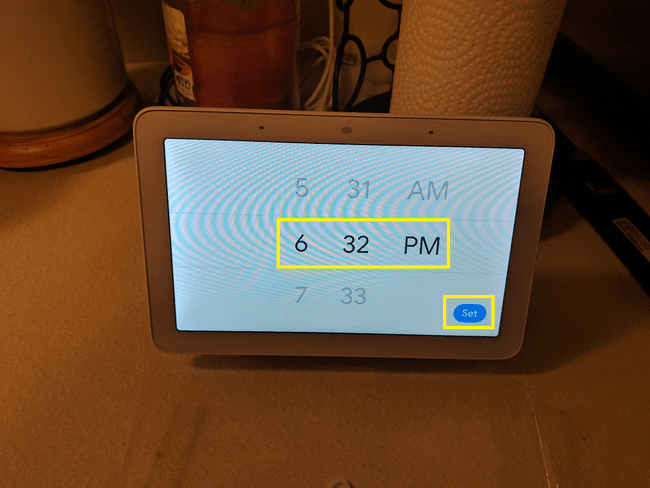 Aseta herätysaika Google Home Hubissa.
