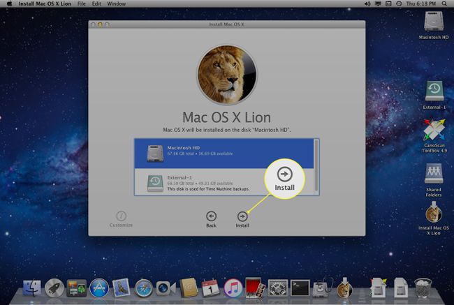 Mac OS X Lion -asennusnäyttö, jossa Asenna on korostettuna