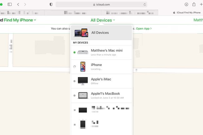 Kuvakaappaus Find iPhone -sovelluksesta avautuu iCloudissa ja luettelo laitteista näkyy valikossa.