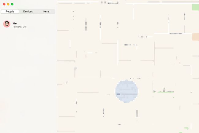 Kuvakaappaus Find My -sovelluksesta, jota käytetään yhdessä Macissa toisen Macin pyyhkimiseen. 