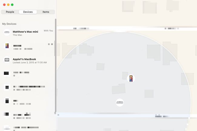 Kuvakaappaus Apple Find My -sovelluksesta Macissa, jossa on luettelo laitteista.