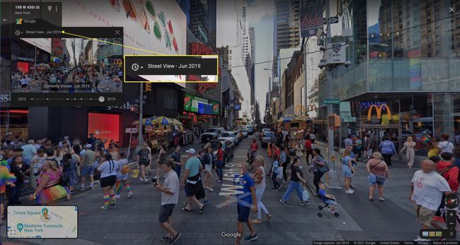 Google Maps Street View New Yorkin kohtaus kello korostettuna