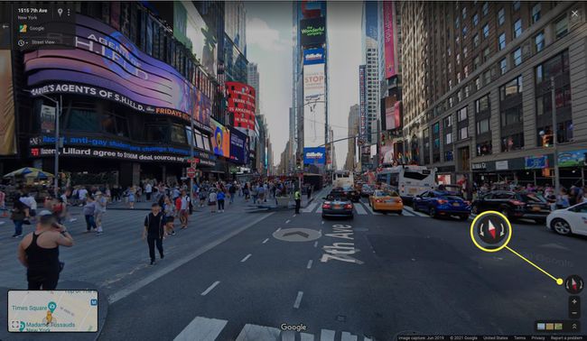 Google Maps -katunäkymä New Yorkista nuolella merkittynä