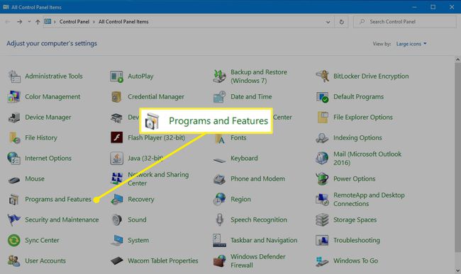 Valitse Ohjauspaneelista Ohjelmat ja ominaisuudet.