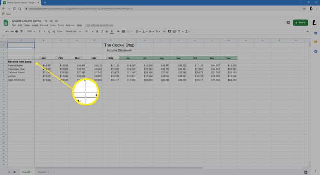 Google Sheets näyttää laskentataulukon, jonka ensimmäinen sarake on lukittu.