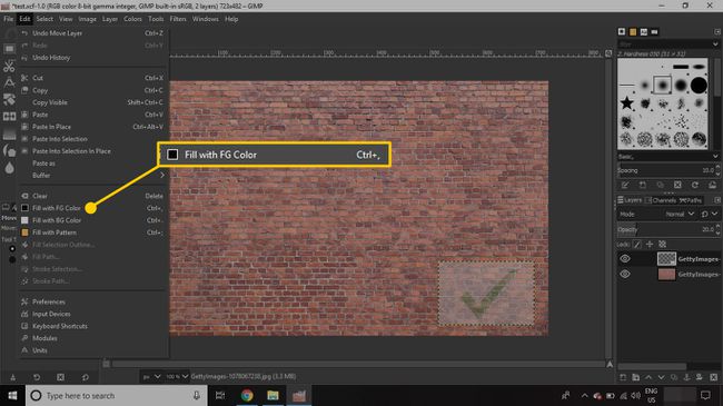 GIMPissä avattu kuva, jossa Muokkaa-valikon alla komennon "Täytä etualan värillä" korostettuna