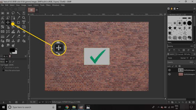 GIMPissä avattu kuva Siirrä-työkalulla korostettuna